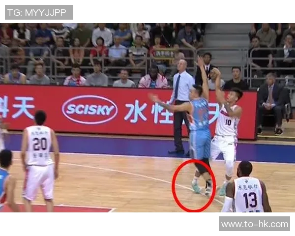 姚明因伤冰敷恢复训练状态引发球迷关注期待他重返赛场表现