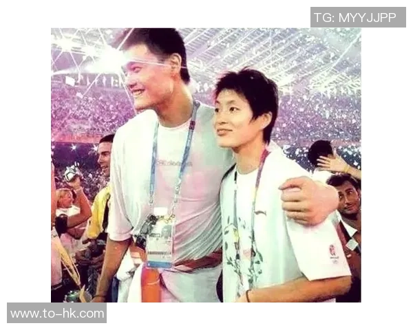 姚明在工作视频中展现职业精神与团队合作的真实瞬间