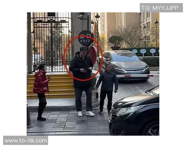 姚明背小包走街头展现亲民形象引发网友热议与喜爱