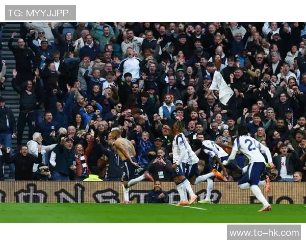 意甲激战曼联逆转多特蒙德补时进球引发争议判罚全场沸腾